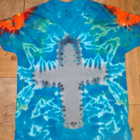 V-neck cross shirt - Picture 1 of 2